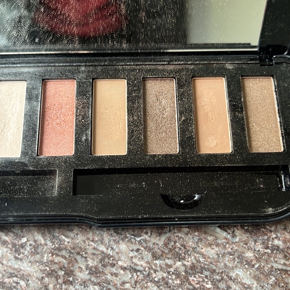 Free w Purchase Me Makeover Essentials Classic 10 Sunlit Breeze Eyeshadow - Picture 4 of 5